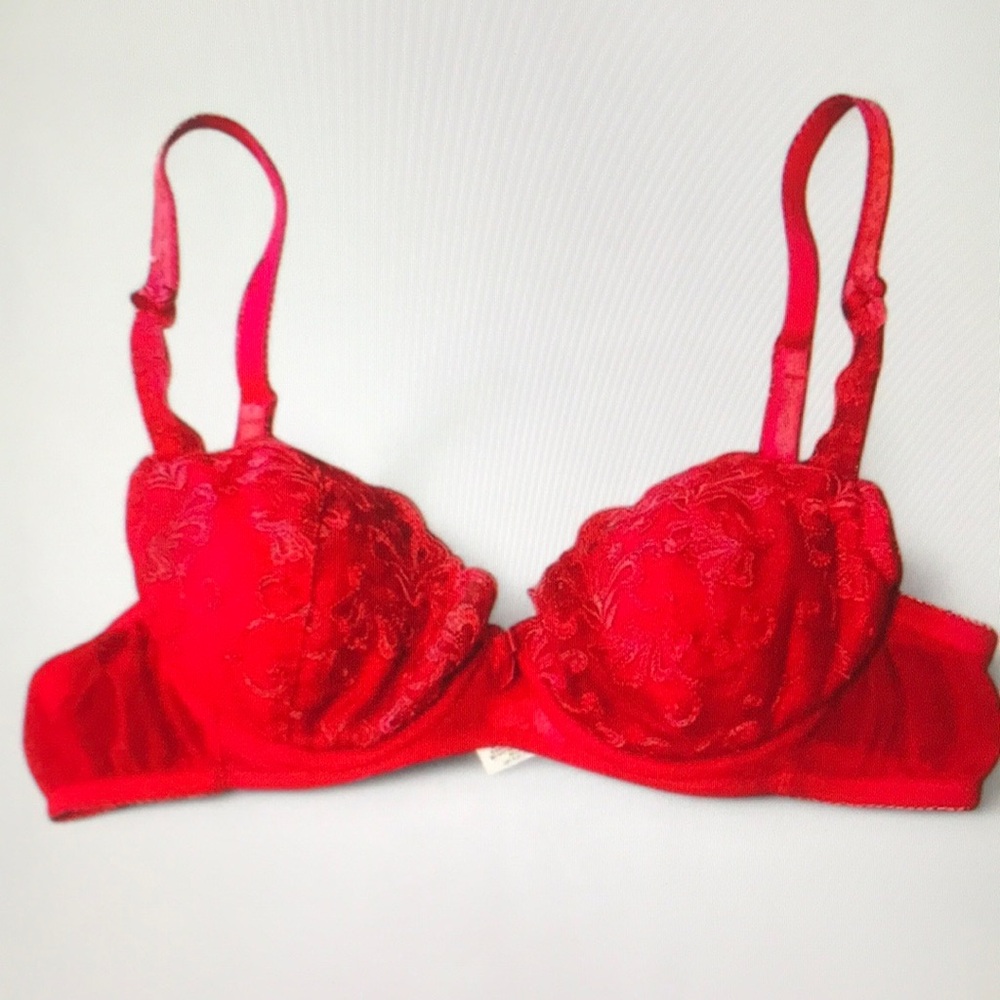 Vibrant Red Lace Underwire Bra with Adjustable Straps